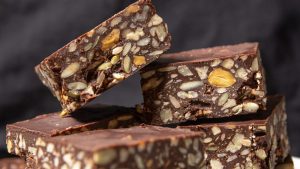 شکلات مغزدار آجیل‌دار