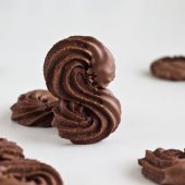 طرز تهیه شکلات قالبی با بیسکویت